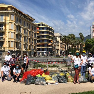 Alcuni dei Deplasticati al lavoro ieri a Pian di Nave Alcuni dei Deplasticati al lavoro ieri a Pian di Nave