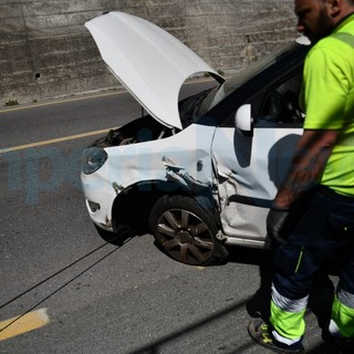 San Lorenzo al Mare: scontro tra due auto all'ingresso del porto, danni ingenti e un ferito (Foto)