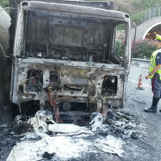 Incendio di un camion sulla A10 a San Lorenzo al Mare: riaperta alle 8 l'autostrada tra Imperia e Taggia Incendio di un camion sulla A10 a San Lorenzo al Mare: riaperta alle 8 l'autostrada tra Imperia e Taggia