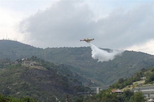 Incendio sopra Pontedassio: a breve arriverà un canadair, sono già bruciati due ettari