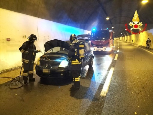 Sanremo: auto in fiamme in una galleria dell'Aurelia Bis, intervento dei Vigili del Fuoco (Foto)
