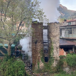 Rocchetta Nervina: incendio stamattina in una casa disabitata, intervento dei Vigili del Fuoco (Foto) Rocchetta Nervina: incendio stamattina in una casa disabitata, intervento dei Vigili del Fuoco (Foto)