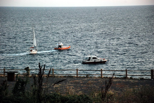 Sanremo: imbarcazione incagliata sugli scogli de 'La Vesca', trainata in porto dalla Guardia Costiera