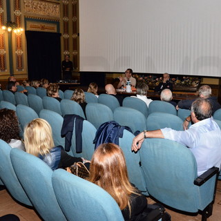 Una riunione del comitato 'No Outlet'