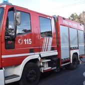 Doppio incendio nel Ponente: a fuoco due magazzini e un’auto a Civezza, rogo anche all’ex stazione di Imperia Doppio incendio nel Ponente: a fuoco due magazzini e un’auto a Civezza, rogo anche all’ex stazione di Imperia