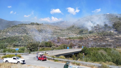 Sotto controllo grazie al lavoro di Vigili del Fuoco e Protezione Civile gli incendi di Pontedassio, Montegrazie e Soldano (Foto)