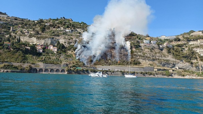 Ventimiglia: incendio di ieri alle Calandre e polemiche sulla Protezione Civile, ne parlano il Sindaco e Flavio Gorni Ventimiglia: incendio di ieri alle Calandre e polemiche sulla Protezione Civile, ne parlano il Sindaco e Flavio Gorni