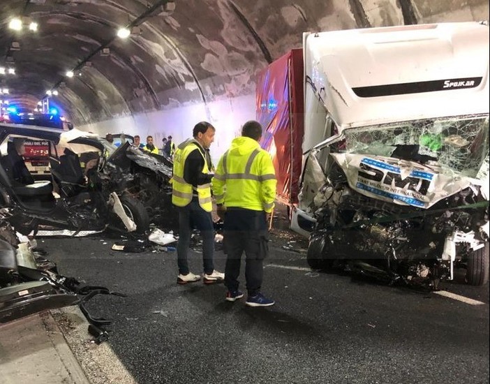 Incidente di ieri notte sull'autostrada: stanno meglio i due feriti mentre la Polizia è alla ricerca del conducente della Bmw Incidente di ieri notte sull'autostrada: stanno meglio i due feriti mentre la Polizia è alla ricerca del conducente della Bmw