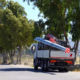 Il camion con i lampioni che saranno installati in zona Il camion con i lampioni che saranno installati in zona