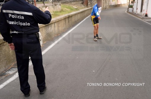 Sanremo: investe due ciclisti con l'auto e fugge via, i presenti vedono il numero di targa e viene scoperto poco dopo Sanremo: investe due ciclisti con l'auto e fugge via, i presenti vedono il numero di targa e viene scoperto poco dopo