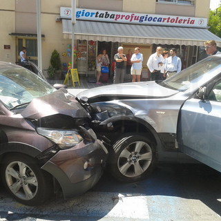 San Bartolomeo al Mare: scontro tra due auto in via Roma, feriti non gravemente due coniugi svizzeri di 70 anni San Bartolomeo al Mare: scontro tra due auto in via Roma, feriti non gravemente due coniugi svizzeri di 70 anni