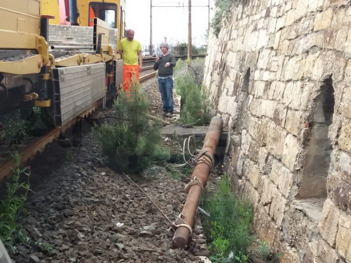Imperia: operaio rimane ferito ad una gamba mentre si trova al lavoro sull'ex ferrovia (Foto) Imperia: operaio rimane ferito ad una gamba mentre si trova al lavoro sull'ex ferrovia (Foto)