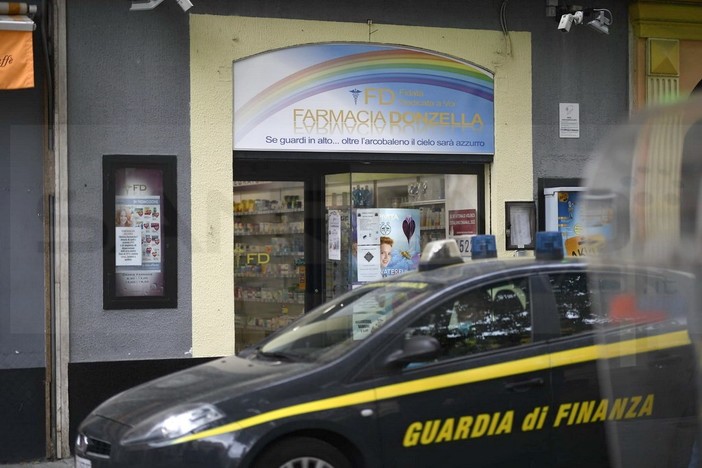 Quasi 3.000 mascherine sequestrate oggi dalla Finanza a Sanremo: alcuni scatoloni portati via da una farmacia del centro (Foto)