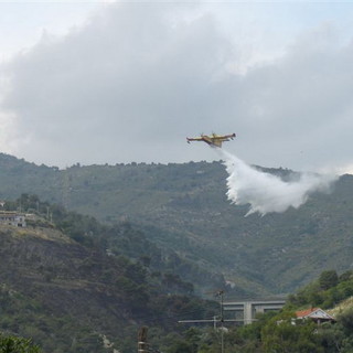 Incendio sopra Pontedassio: a breve arriverà un canadair, sono già bruciati due ettari
