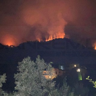 Ventimiglia: dopo il presidio notturno ripreso lo spegnimento dell'incendio, in arrivo gli elicotteri (Foto) Ventimiglia: dopo il presidio notturno ripreso lo spegnimento dell'incendio, in arrivo gli elicotteri (Foto)