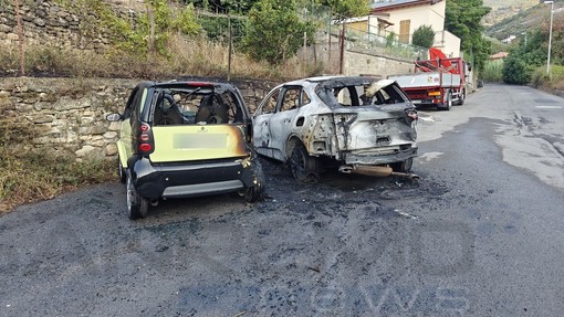 Sanremo: due auto distrutte da un incendio in strada San Giovanni, intervento dei Vigili del Fuoco (Foto) Sanremo: due auto distrutte da un incendio in strada San Giovanni, intervento dei Vigili del Fuoco (Foto)