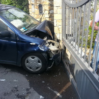 Sanremo: finisce fuori strada con l'auto, anziano portatore di handicap trasportato in ospedale Sanremo: finisce fuori strada con l'auto, anziano portatore di handicap trasportato in ospedale