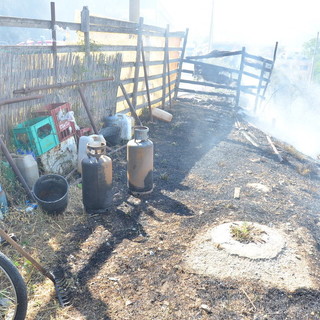 Sanremo: incendio di sterpaglie in Valle Armea, a rischio l'esplosione di due bombole di gas (Foto e Video)