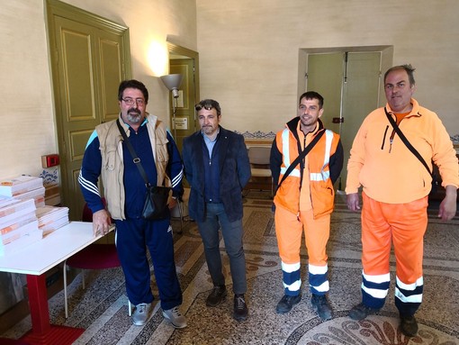 Pontedassio: nuovo appalto per la raccolta rifiuti. I lavoratori chiedono chiarezza. Oggi hanno incontrato il Sindaco accompagnati dal sindacalista Uil Luigi La Marca Pontedassio: nuovo appalto per la raccolta rifiuti. I lavoratori chiedono chiarezza. Oggi hanno incontrato il Sindaco accompagnati dal sindacalista Uil Luigi La Marca