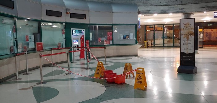 Sanremo: infiltrazioni dalla cupola del tetto, piove all'interno della stazione ferroviaria (Foto e Video) Sanremo: infiltrazioni dalla cupola del tetto, piove all'interno della stazione ferroviaria (Foto e Video)