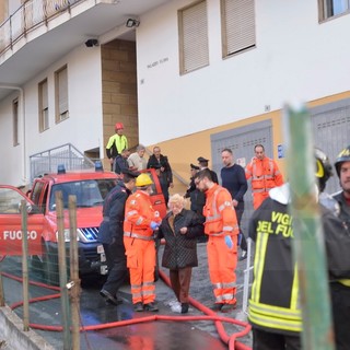 Sanremo: incendio di oggi pomeriggio in un appartamento di strada Mongioie, le foto di Tonino Bonomo Sanremo: incendio di oggi pomeriggio in un appartamento di strada Mongioie, le foto di Tonino Bonomo