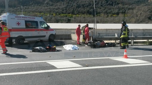 Chiusanico: scontro frontale tra auto e moto, muore un giovane di 24 anni sulla Statale 28 del Nava