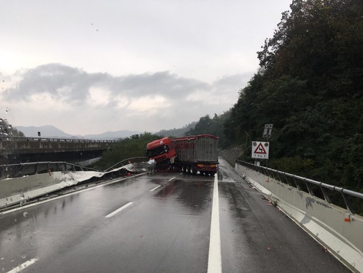 Incidente sull'Autostrada A 6 tra Ceva e Millesimo: coinvolto un Tir e problemi alla circolazione verso la Liguria (Foto) Incidente sull'Autostrada A 6 tra Ceva e Millesimo: coinvolto un Tir e problemi alla circolazione verso la Liguria (Foto)