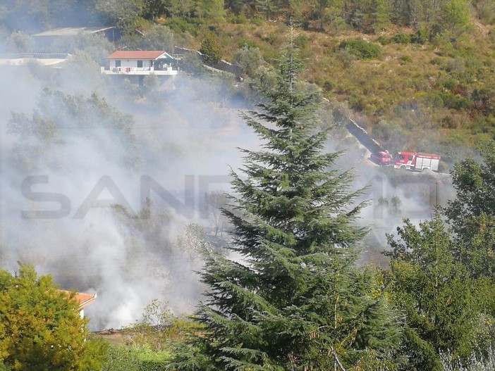 Imperia: incendio lungo il Caramagna nella zona di Montegrazie, in azione Vigili del Fuoco e Volontari (Foto e Video) Imperia: incendio lungo il Caramagna nella zona di Montegrazie, in azione Vigili del Fuoco e Volontari (Foto e Video)