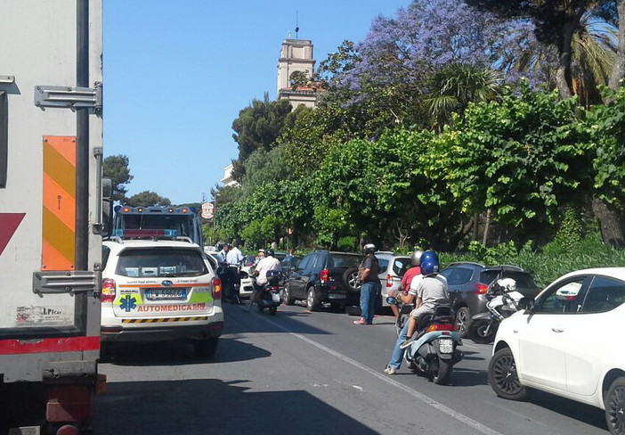 Imperia: scontro frontale in viale Matteotti vicino al Comune, due feriti e traffico paralizzato