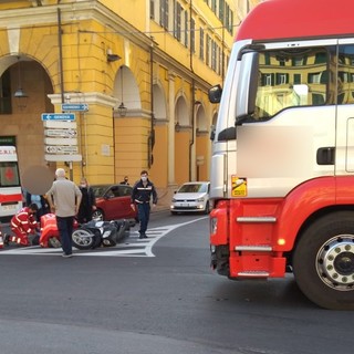 Imperia: autocisterna non dà la precedenza in piazza Dante, scontro con una moto e centauro in ospedale (Foto)