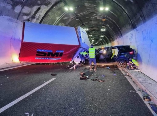 Incidente mortale di domenica notte sulla A10: la Bmw aveva percorso 500 metri contromano prima dello schianto Incidente mortale di domenica notte sulla A10: la Bmw aveva percorso 500 metri contromano prima dello schianto