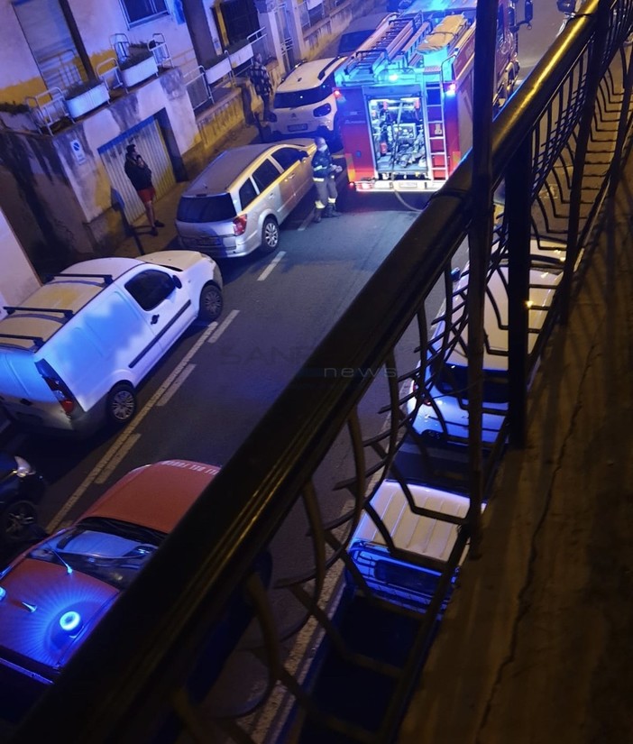 Sanremo: principio di incendio stanotte in via Martiri, timori per il vicino deposito di bombole del gas (Foto)
