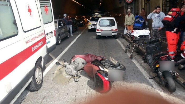 Sanremo: perde il controllo dello scooter e si schianta contro un altro parcheggiato, ferito 31enne