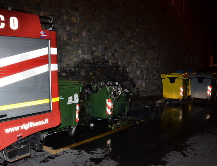 Pigna: in fiamme nel corso della notte alcuni cassonetti, intervento dei Vigili del Fuoco