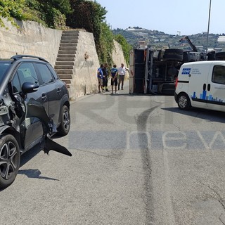 Sanremo: camion 'aggancia' un'auto con gli stabilizzatori e ne distrugge altre due in via Calvino (Foto)