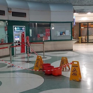 Sanremo: infiltrazioni dalla cupola del tetto, piove all'interno della stazione ferroviaria (Foto e Video)