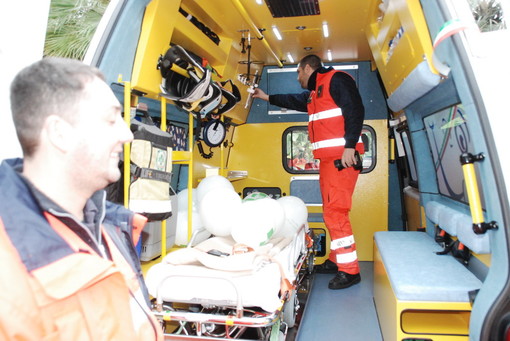 Riva Ligure: scontro tra una moto ed un'auto di fronte al Lidl, 40enne portato in ospedale