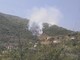 Piccolo incendio di sterpaglie vicino a Badalucco, intervento di Protezione Civile, Vigili del Fuoco e dell'elicottero (Foto)