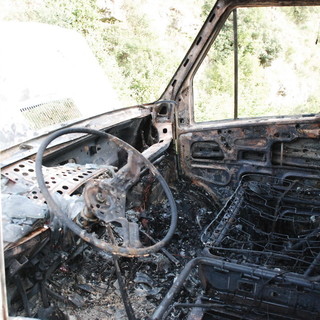 Ventimiglia: incendio al vano motore di un furgone, ieri sera in via delle Ginestre a San Secondo Ventimiglia: incendio al vano motore di un furgone, ieri sera in via delle Ginestre a San Secondo
