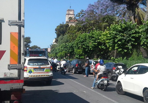 Imperia: scontro frontale in viale Matteotti vicino al Comune, due feriti e traffico paralizzato