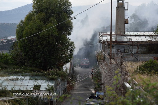 Bordighera: piccolo incendio all'interno di una serra abbandonata, intervento dei Vvf e danni limitati (Foto)