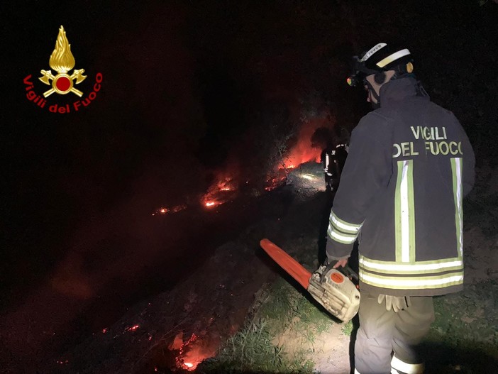 Ventimiglia: incendi stanotte a Roverino negli accampamenti dei migranti, intervento dei Vigili del Fuoco