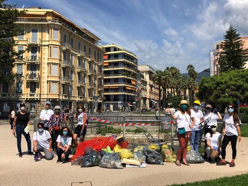 Alcuni dei Deplasticati al lavoro ieri a Pian di Nave Alcuni dei Deplasticati al lavoro ieri a Pian di Nave
