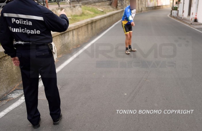 Sanremo: investe due ciclisti con l'auto e fugge via, i presenti vedono il numero di targa e viene scoperto poco dopo Sanremo: investe due ciclisti con l'auto e fugge via, i presenti vedono il numero di targa e viene scoperto poco dopo