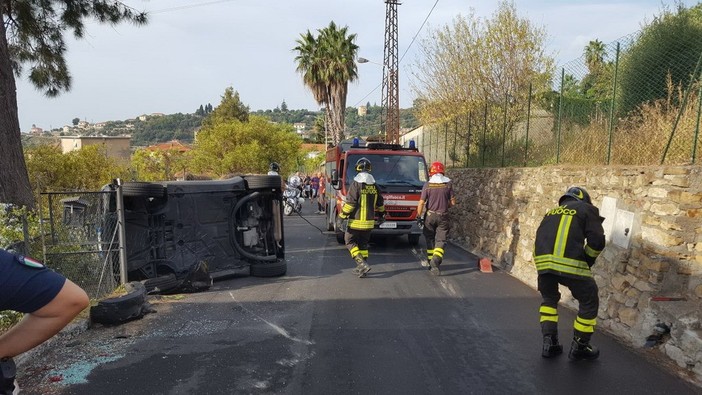 Sanremo: auto ribaltata in strada San Pietro, lettore segnala parcheggio selvaggio in via D'Annunzio
