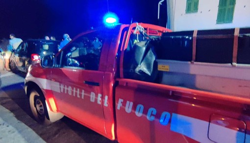 Incendio a Ventimiglia: fiamme avvolgono cassonetti e danneggiano cabina Enel, indagini in corso Incendio a Ventimiglia: fiamme avvolgono cassonetti e danneggiano cabina Enel, indagini in corso