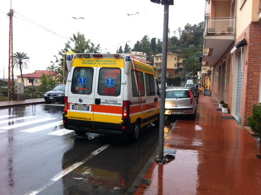 Bordighera: donna investita da un'auto sulle strisce in località Arziglia, intervento del 118 Bordighera: donna investita da un'auto sulle strisce in località Arziglia, intervento del 118