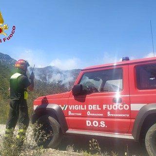 Ventimiglia: incendio sul Grammondo, migliora la situazione e questa mattina le verifiche dei Vigili del Fuoco Ventimiglia: incendio sul Grammondo, migliora la situazione e questa mattina le verifiche dei Vigili del Fuoco