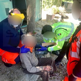 Ventimiglia: finisce fuori strada con la Panda su una strada di campagna, 92enne soccorso da Vvf e Croce Verde (Foto)