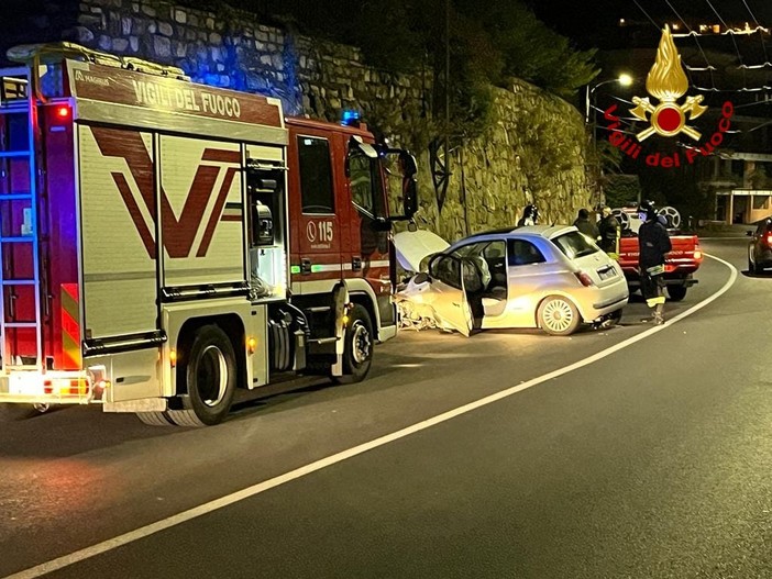 Sanremo: sbatte con l'auto contro un muro ai 'Tre Ponti', giovane trasportata al 'Santa Corona' (Foto) Sanremo: sbatte con l'auto contro un muro ai 'Tre Ponti', giovane trasportata al 'Santa Corona' (Foto)